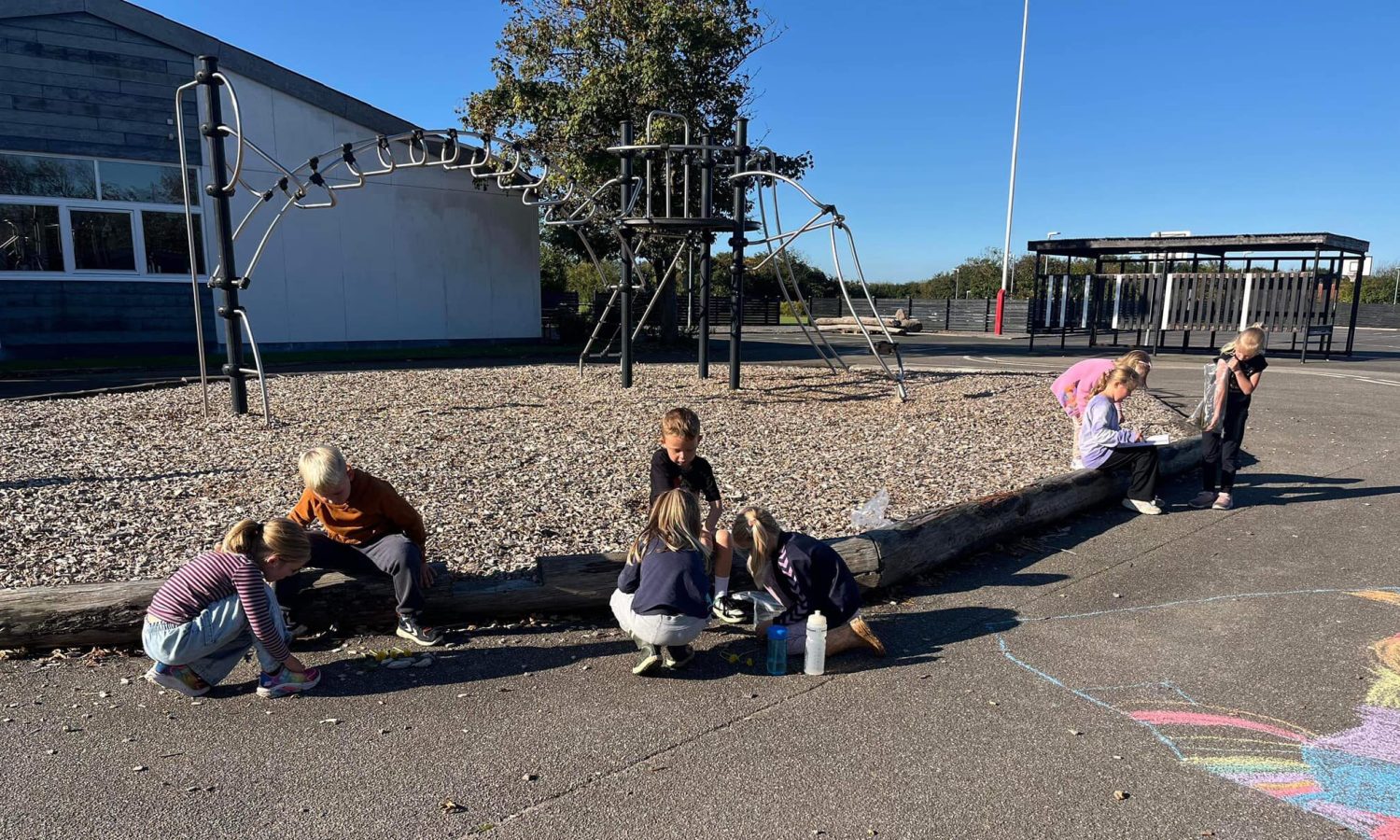 Vores undervisning foregår ikke kun i klasselokalet. Her har 1. klasse matematik i skolegården.