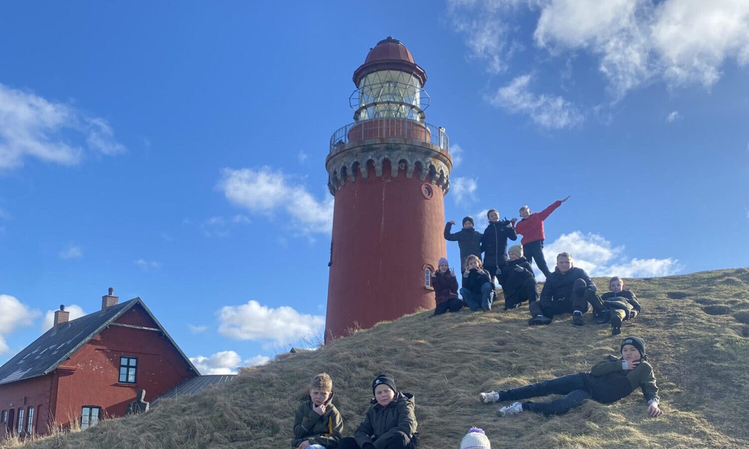 Vores egne busser gør det nemt for os, at tage undervisningen ud af huset. Her er 4. klasse taget på tur til Bovbjerg Fyr.