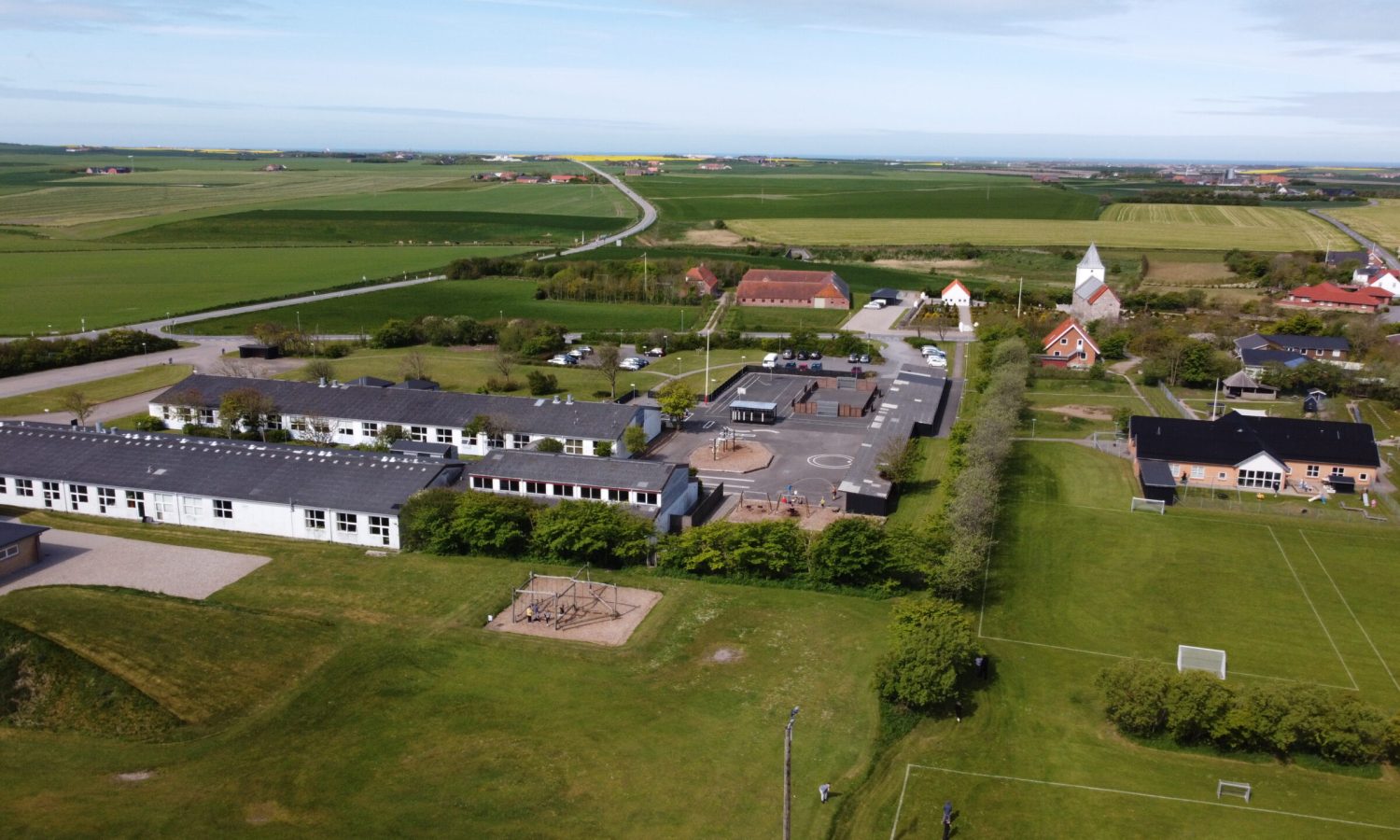 Alt i Et Friskolen set fra oven. Vores nærmeste naboer er Alt i Et Huset med idrætsforening og Klinkby Daginstitution med vuggestue og børnehave for de mindste.