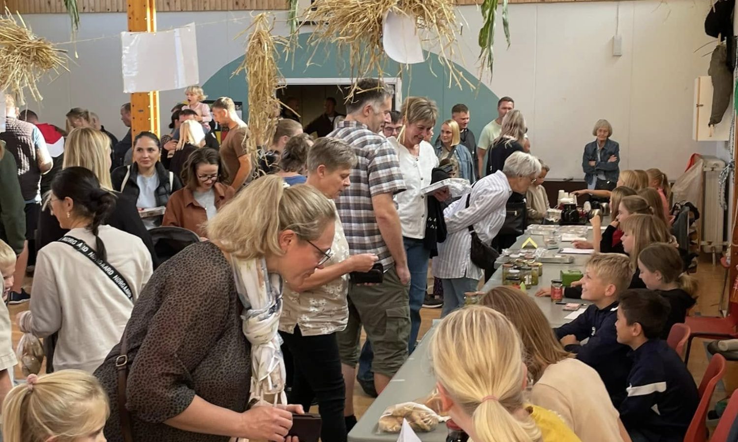 Efterårsmarked med elevernes egne boder, sjove aktiviteter, grillhygge og fællesdans.