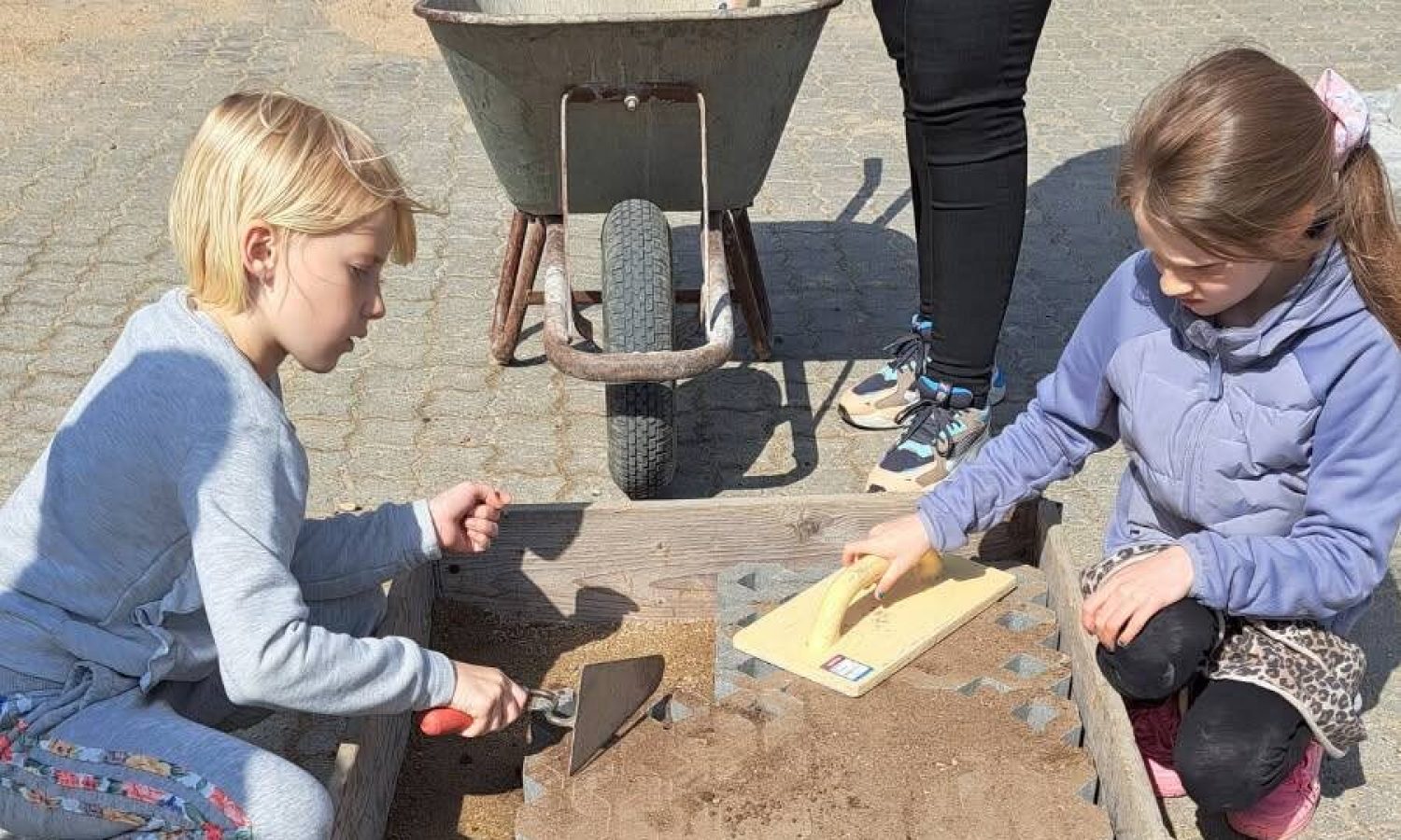 Det er hårdt arbejde når man er på virksomhedsbesøg hos Nørgaards Fliser & Hegn.