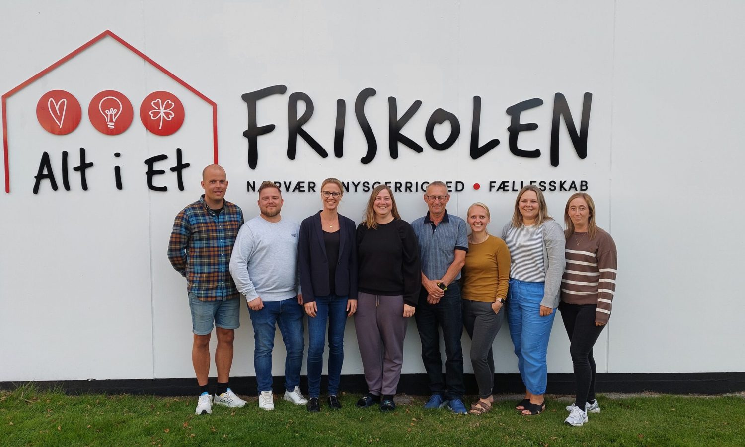Skolebestyrelsen for 2024-2025. Fra venstre Niklas, Brian, Christina W, Christina K, Thomas, Sofie, Tina og Christina Ø.