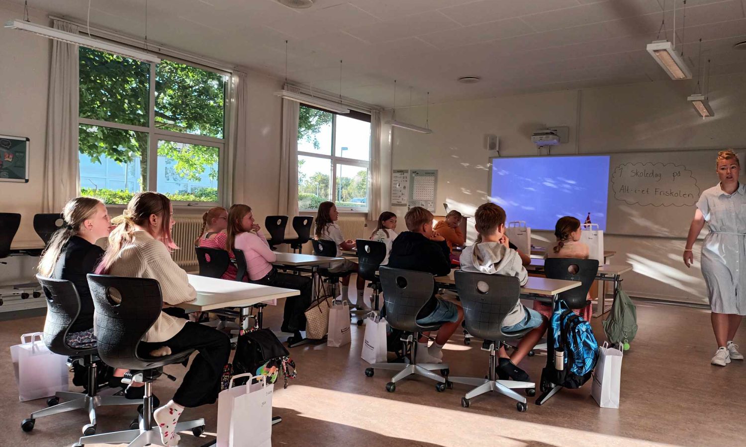 Lyse og rummelige klasselokaler med moderne faciliteter.